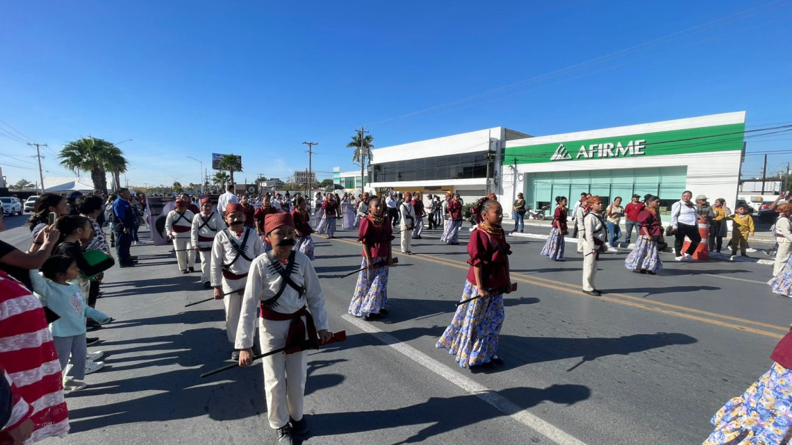 Preside Carlos Peña desfile de la Revolución Mexicana