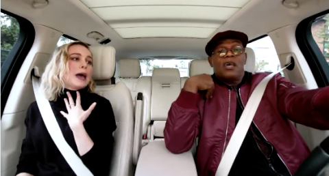 Brie Larson y Samuel L. Jackson cantan '7 Rings' de Ariana Grande
