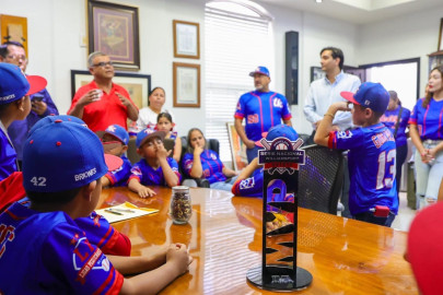 Celebraron el Alcalde Carlos Peña Ortiz y peloteritos de la Treviño Kelly triunfo nacional