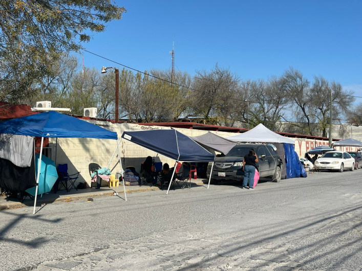 Padres de familia acampan por un lugar en la ETI 44