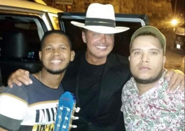 Reciben a Luis Miguel con serenata en Colombia