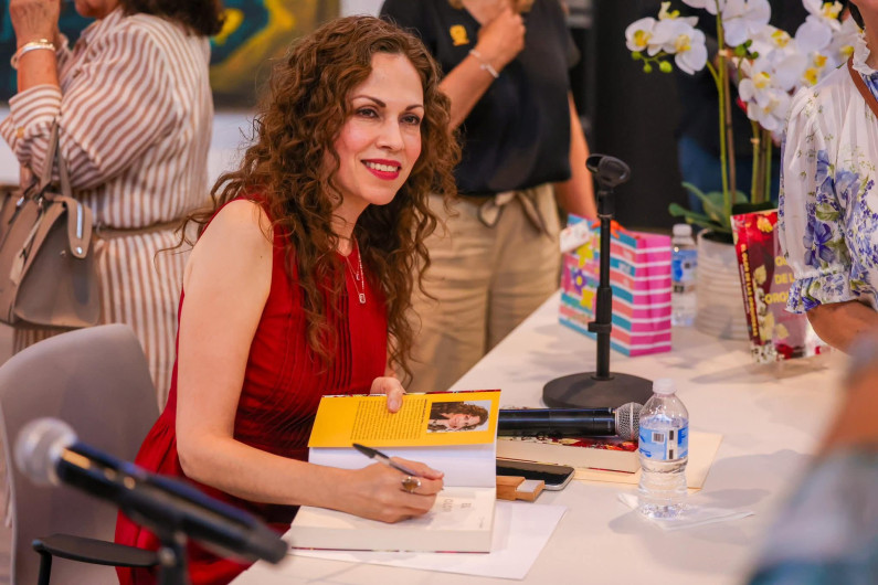 Asistió Carlos Peña Ortiz a presentación de la obra literaria El Olor de las Orquídeas