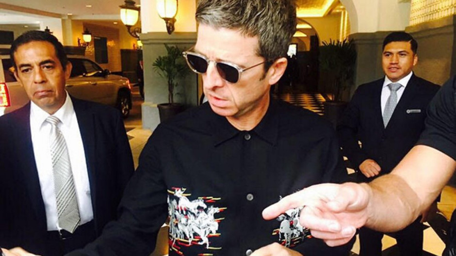 Noel Gallagher convive con fans mexicanos