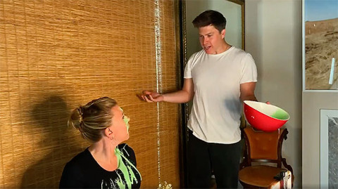 Novio de Scarlett Johansson “arruina” su discurso en los premios MTV