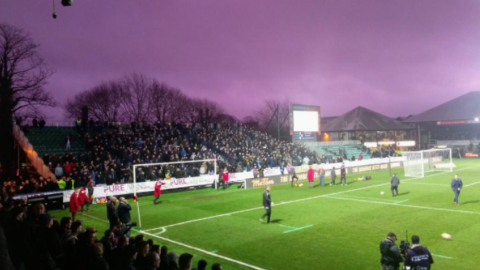 Cielo se vuelve morado durante partido