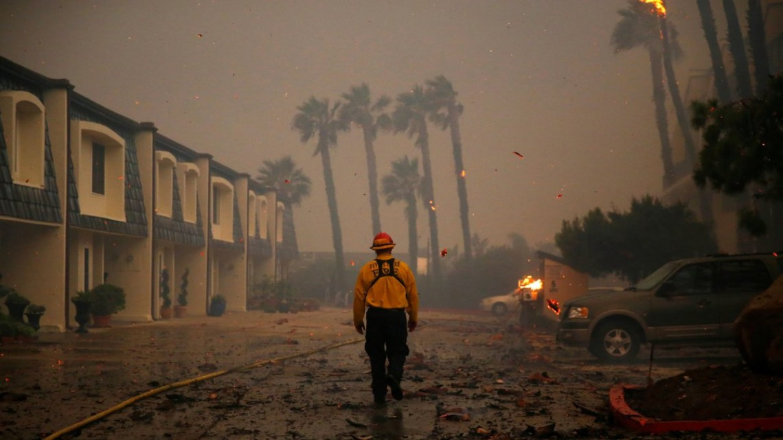 Celebridades huyen de incendios en California