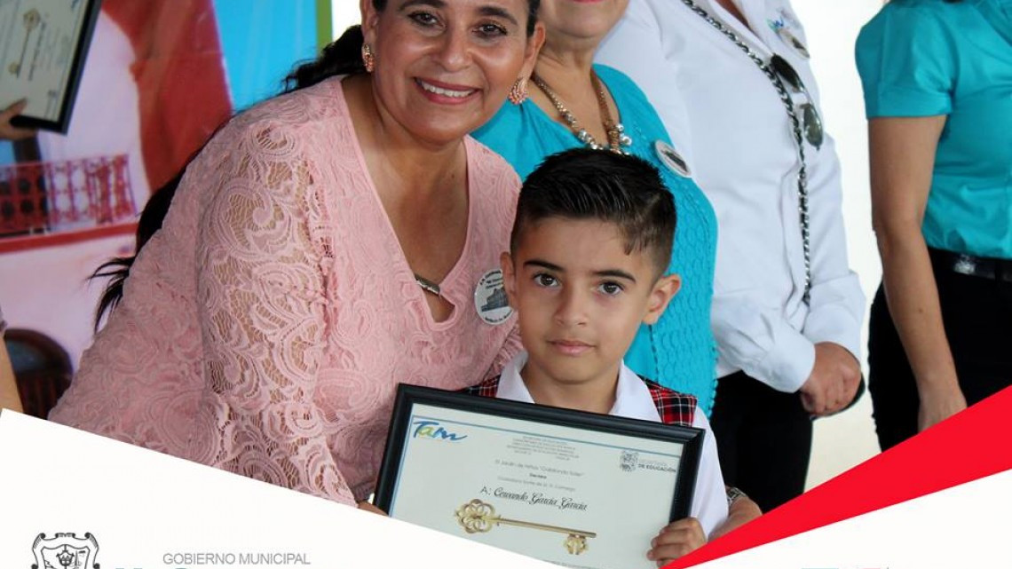 Alcaldesa acude a ceremonia de graduación de Jardín de Niños