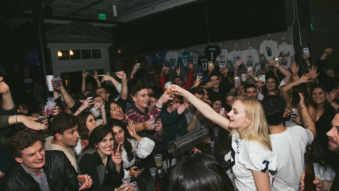 Concierto sorpresa de los Jonas Brothers en un bar universitario