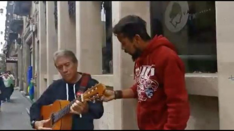 Napoleón se echa un “palomazo” con artista callejero