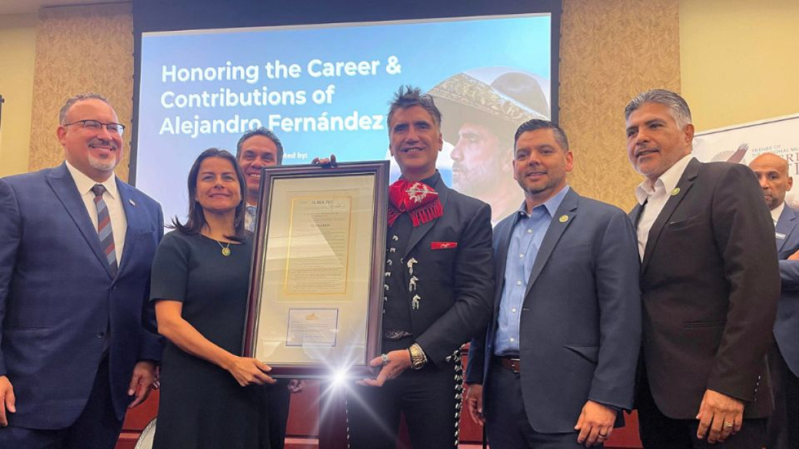 Alejandro Fernández recibe reconocimiento por su trayectoria en Capitolio