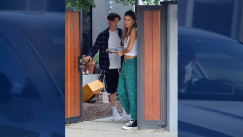 ¡Romance confirmado! Captan a Zendaya y Tom Holland besándose