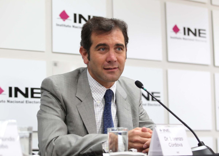 Reducción de salarios a consejeros de INE es legal y constitucional: Córdova 