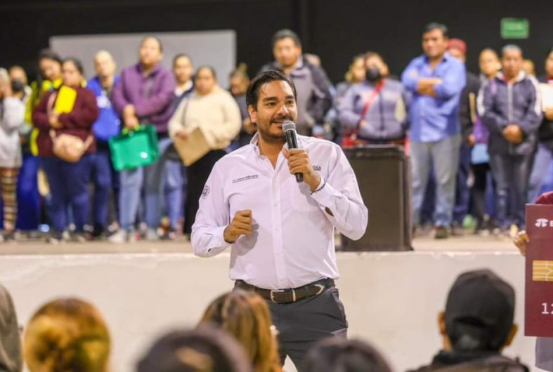 Entregará Carlos Peña Ortiz tarjetas de Becas de Titulación Profesional 