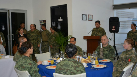 Se reúne alcaldesa con militares el desayuno conmemorativo al Aniversario del Ejército