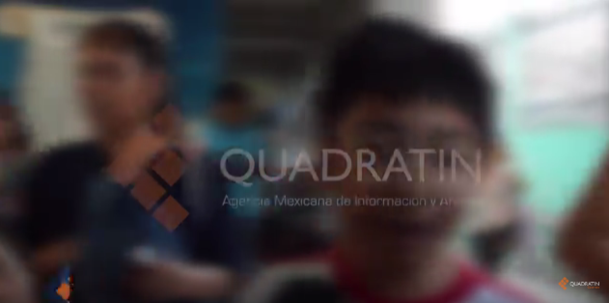 Brigadista del Politécnico ataca a palos a niños en primaria de Tlapa