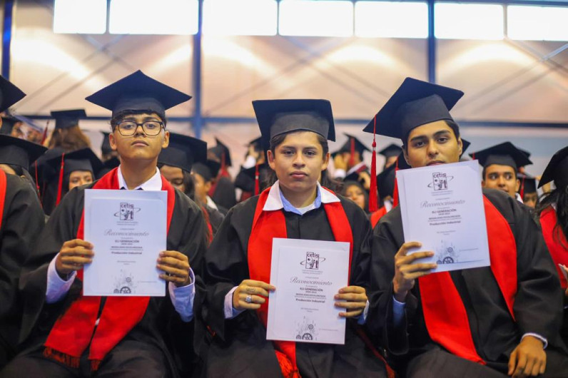 Atestigüó Alcalde Carlos Peña Ortiz graduación del CETIS 71 