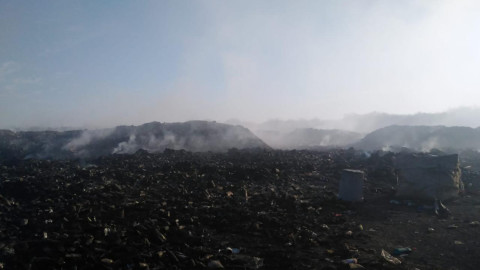 Continúan sofocando el fuego en Las Calabazas
