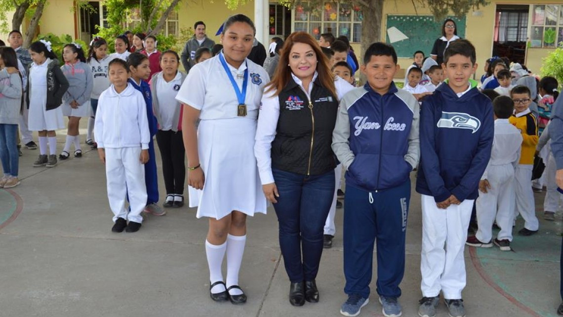 Reconoce alcaldesa gran desempeño de alumnos deportistas 