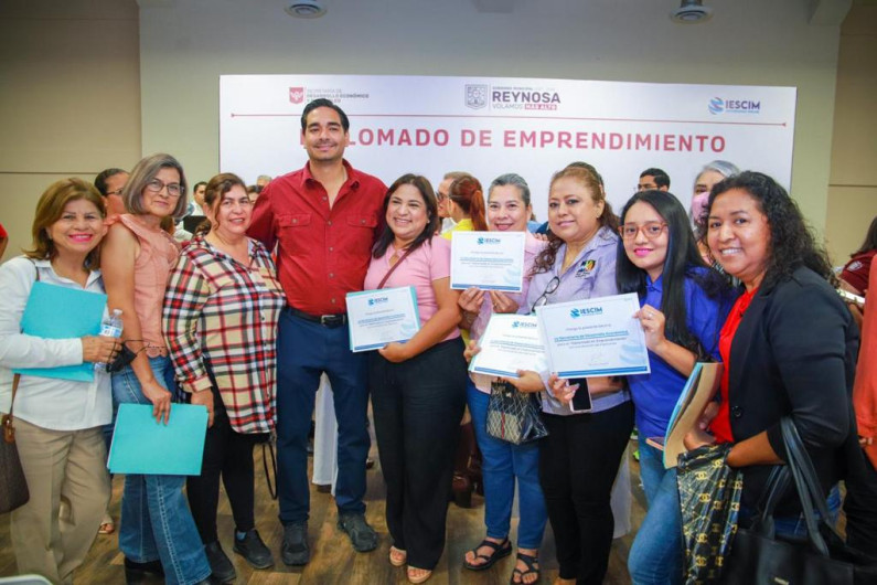 Entregó Carlos Peña Ortiz Becas de Diplomado de Emprendimiento 2023 