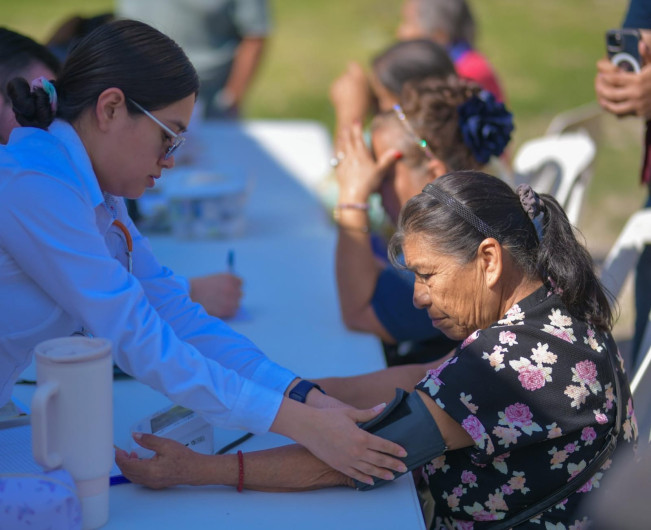 Llega DIF Reynosa a colonia Presa la Laguna con brigada para familias afectadas por la contingencia