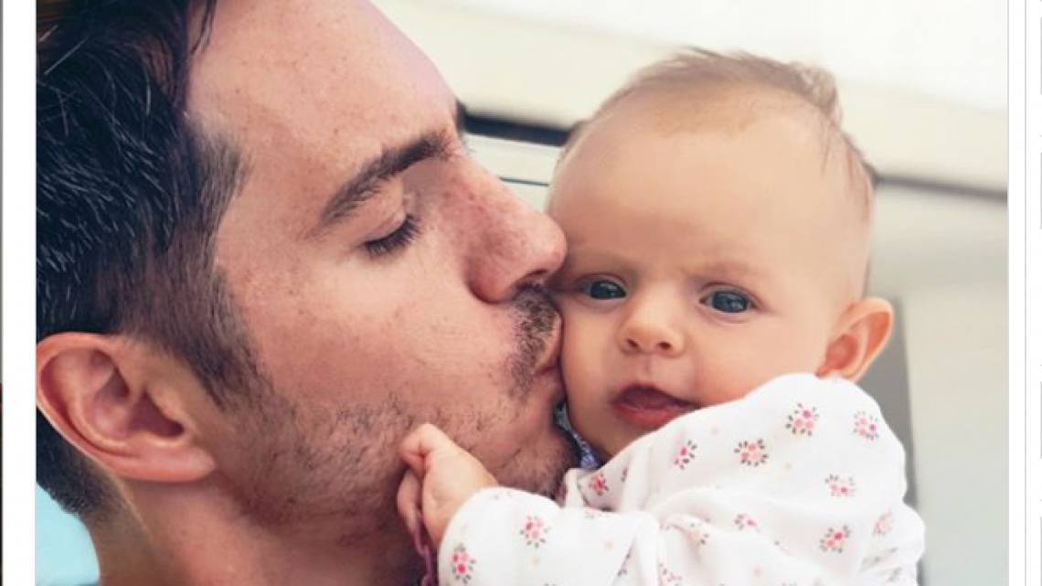 Mauricio Ochman y Aislinn Derbez disfrutan la playa con Kailani