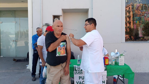 Aplican vacuna de la influenza a grupos de riesgo