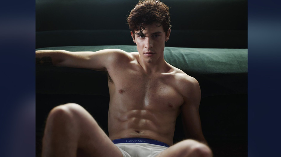 Shawn Mendes modela nuevamente con Calvin Klein