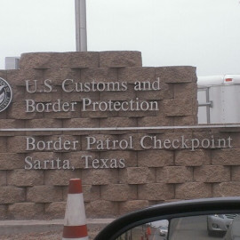 Encuentran a 14 indocumentados en aduana de Falfurrias