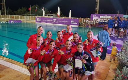 Equipo de natación llega con el pie derecho Syros Island