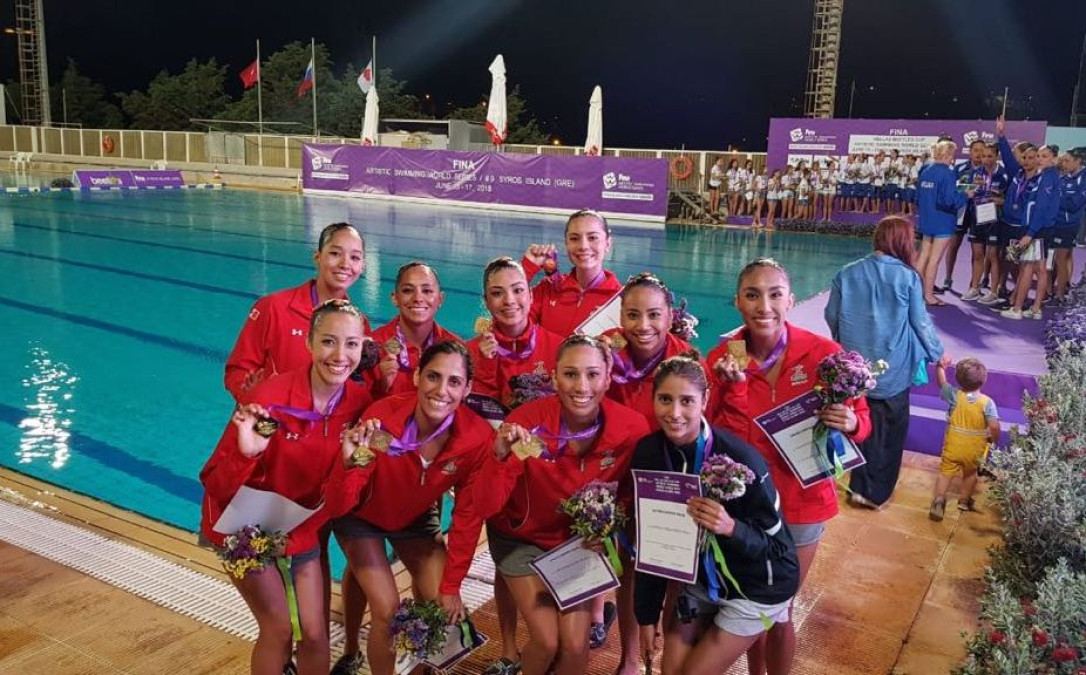Equipo de natación llega con el pie derecho Syros Island