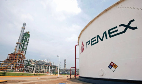 Suman 7 fallecidos por explosión en refinería de Pemex en Salamanca