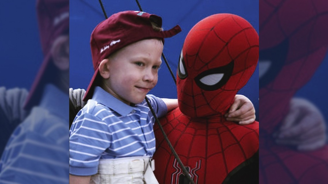 Tom Holland pasa el día con niño que salvó a su hermana de un perro