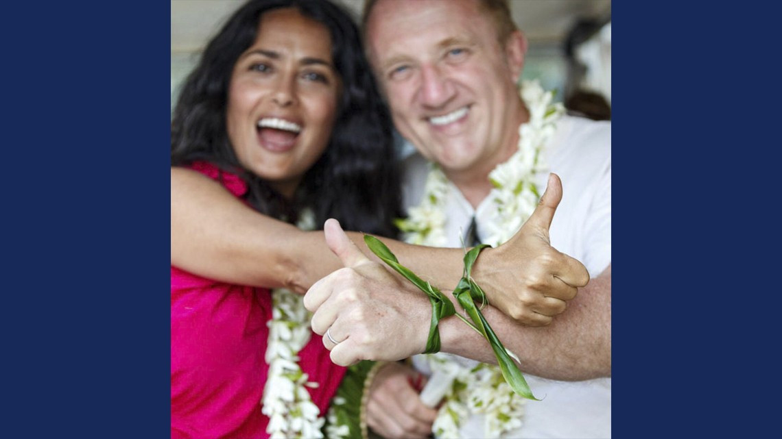 Salma Hayek va al spa y termina casándose