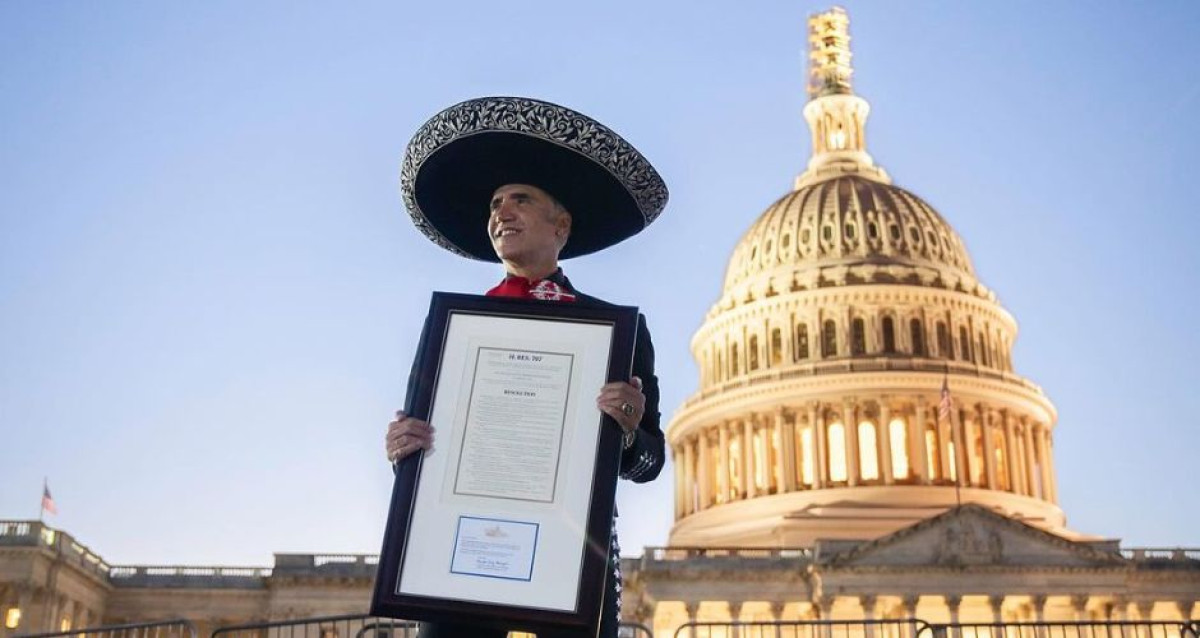 Alejandro Fernández recibe reconocimiento por su trayectoria en Capitolio
