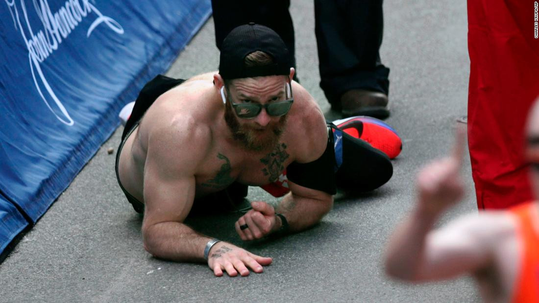 Un marine llega arrastrándose a la meta del maratón de Boston