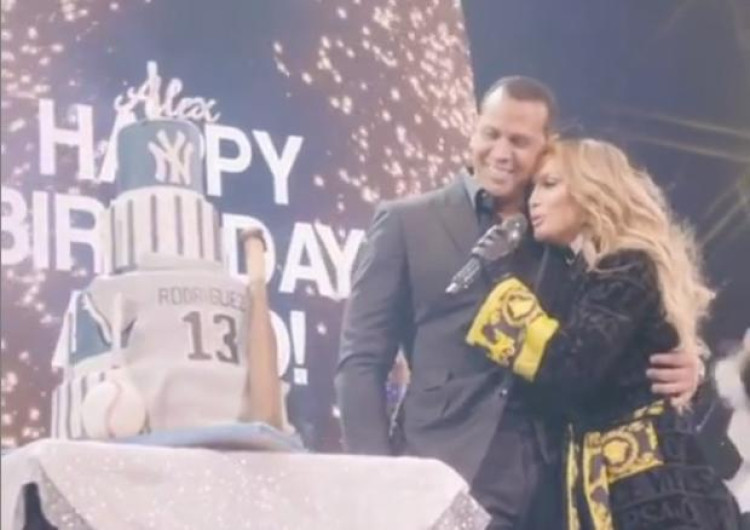  Jennifer López celebra a Álex Rodríguez en su concierto