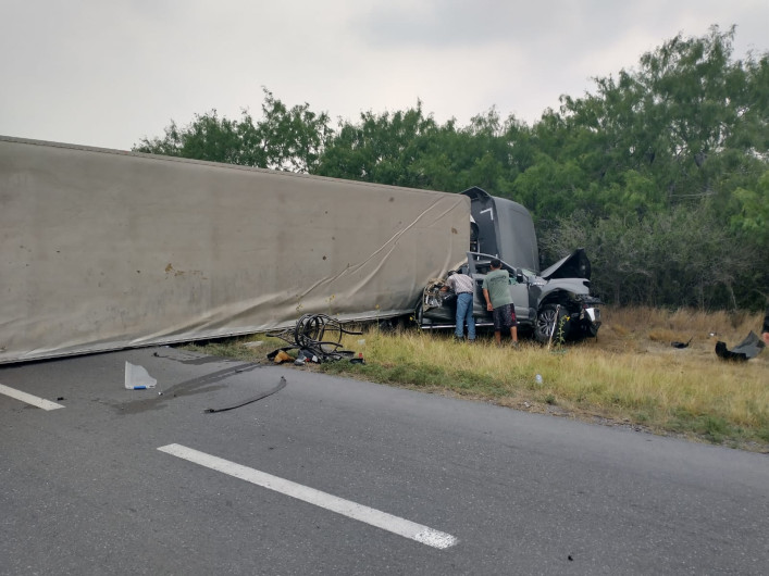 Menores resultan lesionados en choque entre camioneta y tractocamión