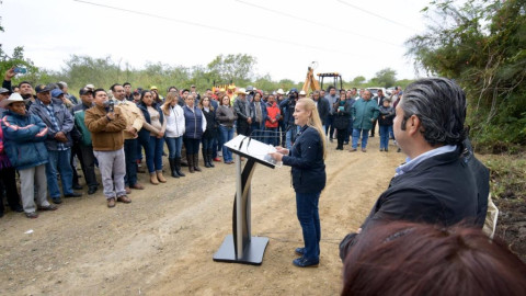 Alcaldesa Alma Laura Amparán y representantes de la empresa Vestolit dan “banderazo” de inicio