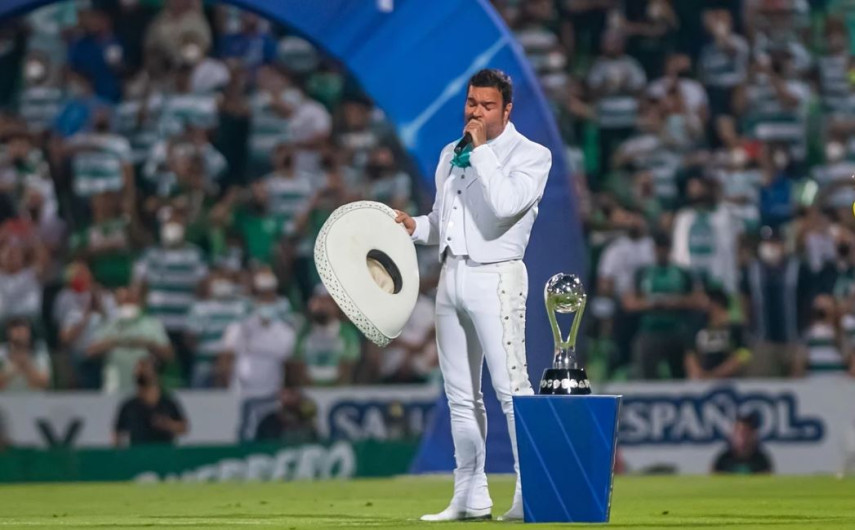 Pablo Montero cambia la letra del Himno Mexicano en la Final de la Liga MX