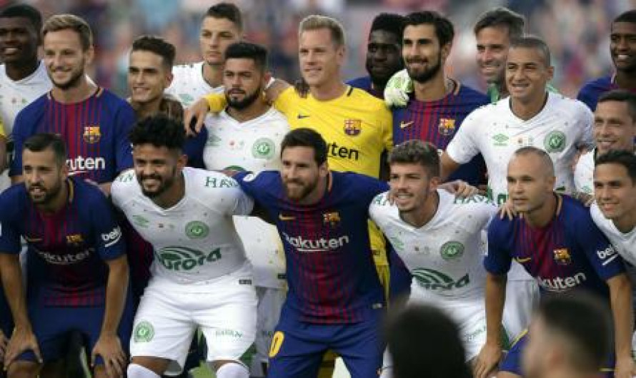 El Camp Nou rinde homenaje al Chapecoense