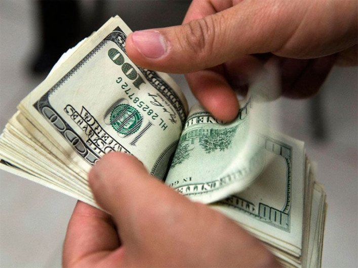 Dólar se vende en 20.73 pesos en el AICM