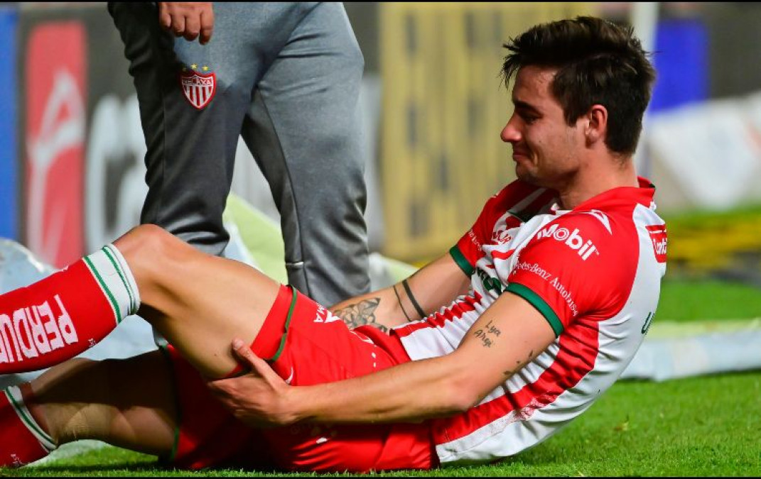 Jugador del Necaxa sufre aparatosa herida en la rodilla