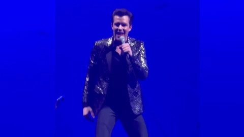 Brandon Flowers de The Killers canta “Entrégate” de Luis Miguel 