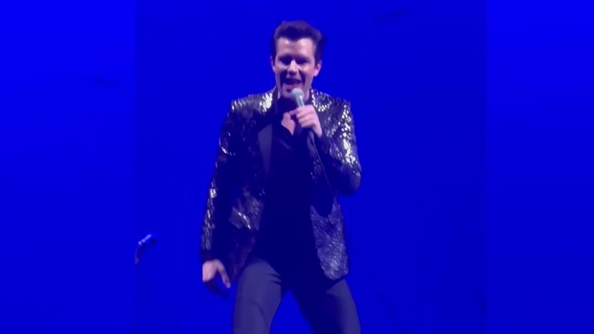 Brandon Flowers de The Killers canta “Entrégate” de Luis Miguel 