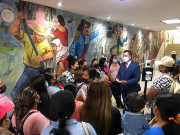 Piden familias trámite de becas sea presencial