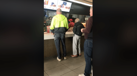 Hombre paga comida a viejito en McDonald´s