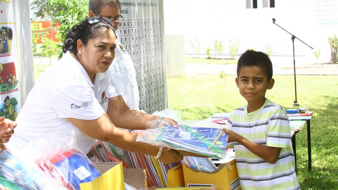 Ayuntamiento entrega útiles escolares a niños de cursos de verano