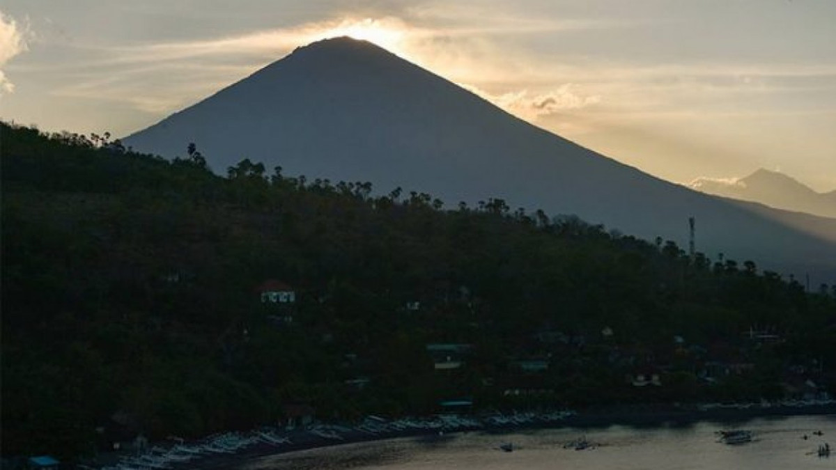 Suman 135 mil evacuados en Bali ante inminente erupción volcánica