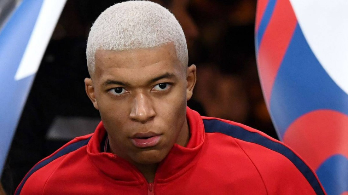 Kylian Mbappé se une a la moda de teñirse el cabello