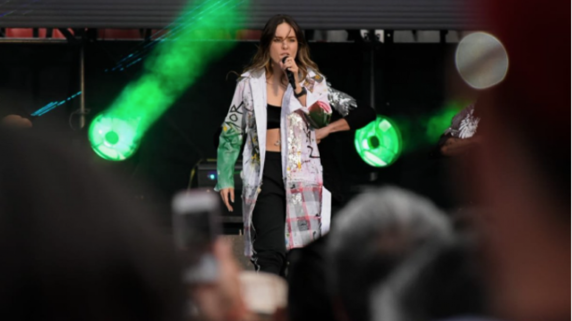 Belinda presentándose en el AMLO Fest
